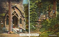 Historická pohlednice, vlevo je průčelí kaple, vpravo schodiště k oratoriu