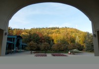 Pohled na Parkovou horu z koncertního místa v lázeňském parku