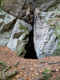 Vstup do jeskyně pod vyhlídkou na Čertově stolku