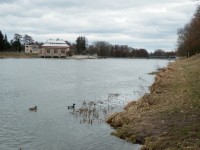 Vodní elektrárna a Malšovický jez z levého břehu Orlice