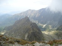 Pohled z vrcholu na Kozí štít, za ním Velká Svišťovka, vpravo Jahňací kotel