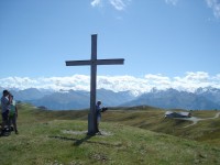 Za křížem panorama Vysokých Taur (Hohe Tauern)