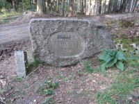 Opracovaný kámen s nápisem u cesty