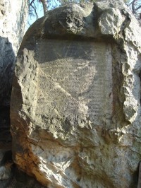 Deska s nápisy u pomníku Karla IV