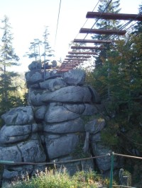 Pohled na lanový most zdola