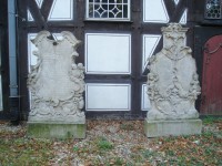Náhrobky u zdi kostela