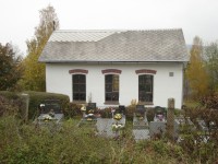 Pohled na kapli přes přilehlý hřbitov