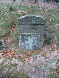 Kamenný patník na Steinmannově cestě (Steinmann Weg) na Šerlich