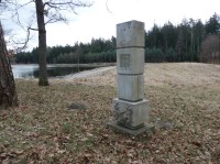 Pomník Rudolfa Hackera v Hradeckých lesích