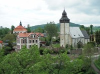 Výhled z posledního podlaží věže severním směrem na kostely