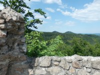 Pohled ze severní věže k Sokolím horám