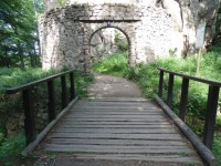 Vstupní brána a most přes suchý příkop