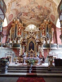 Interiér kostela - oltář a varhany