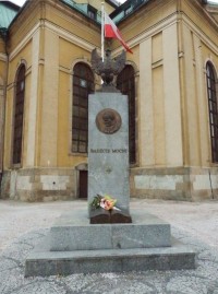 Pomník před kostelem