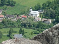 Pohled z Velkého Sokolíku přes Malý Sokolík na kostel v Trzcińsku, zoom