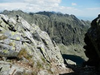 Vysoké Tatry průhledem mezi skalisky