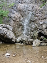 Dolní část vodopádu a jezírko
