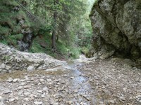 Potok před hranou vodopádu
