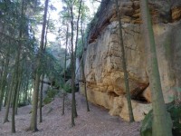 Pískovcový skalní útvar s jeskyňkou (se stopami oxidu železa)