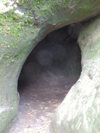 Jeskyňka vpravo od převisu