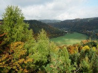 Pohled na část ostrohu Chocholka, část svahů PR Bučiny u Rakous a do údolí Jizery