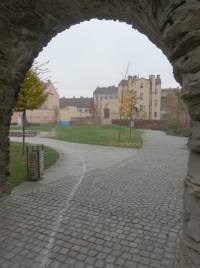Pohled do parku z průchodu v hradbách