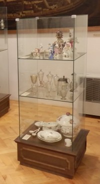 Vitrína se skleněnými a porcelánovými exponáty