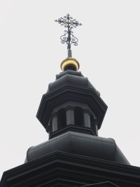 Vršek věže s bání a křížem