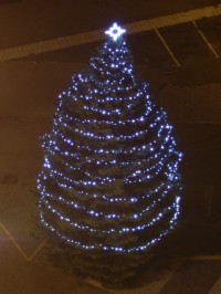 Ozdobený strom na Velkém náměstí, zoom
