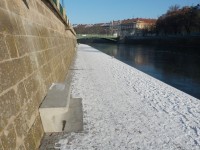 Náplavka mezi Pražským mostem a Hučákem