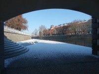 Pod Pražským mostem - pohled k Muzeu východních Čech