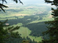 Pohled z hrany Sokola, dole je obec Jalovec