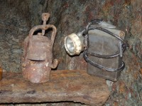 Starý kahan a novější lampa na baterii