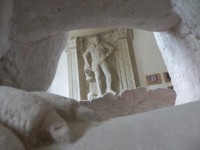 Průhled na náhrobek s postavou stojícího rytíře
