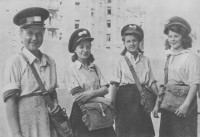 Historická fotografie - doručovatelky harcerské polní pošty za varšavského povstání