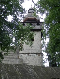 Věž kostela ze severu