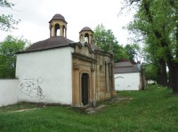Pohřební kaple s lucernami na střeše