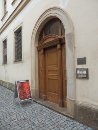 Boční vchod do budovy