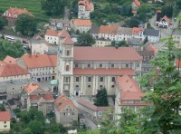 Pohled na Baziliku navštívení Panny Marie a klášter řádu redemptoristů, zoom