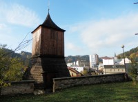 Zvonice na hraně kostelního návrší