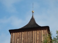 Střecha zvonice pokrytá šindelem