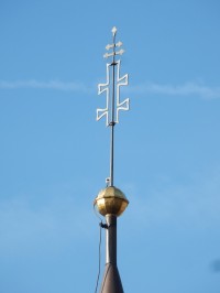 Malá baňka a kříž na zvonici