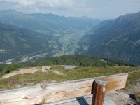 V údolí vlevo je část Bad Gasteinu a vpravo od něj Bad Hofgastein