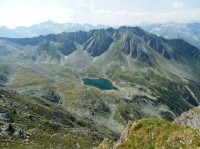 Jezero Palfner See, nad ním je nejvyšší Feuersang 