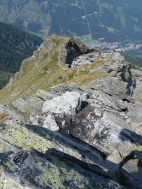 Pohled od kříže na předvrchol, vzadu dole Bad Gastein