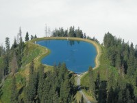 Jezero Gipfelsee vykukuje z mraků