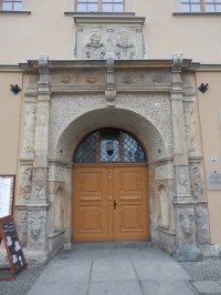 Vchod s kamenným portálem (2014)