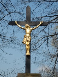 Železný křížek s pozlacenou plastikou Ježíše