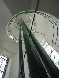Schodiště uvnitř tubusu věžového vodojemu, v ose troje potrubí