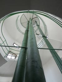Schodiště uvnitř tubusu věžového vodojemu, v ose troje potrubí